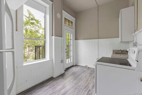 Interior, Washer, Wood Texture Flooring