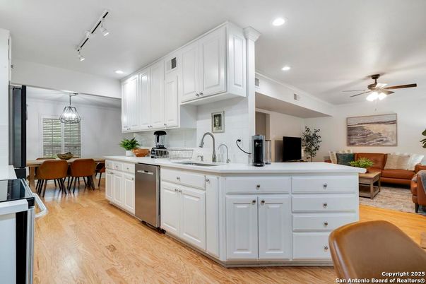 Dining room, Interior, Kitchen, Pendant Lights, Recessed Lighting, Wood Texture Flooring