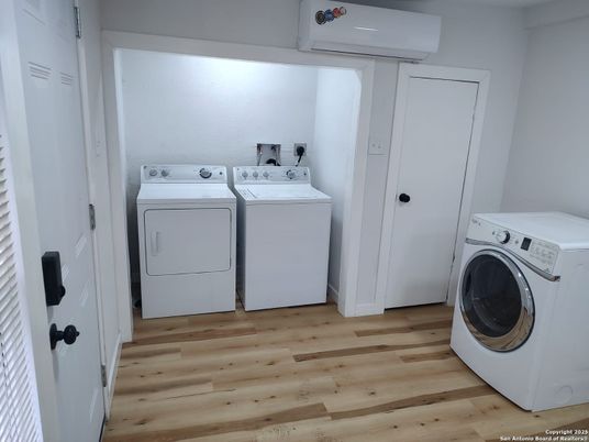Interior, Utility Closets, Washer, Wood Texture Flooring