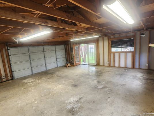 Garage, Interior, Wooden Beams