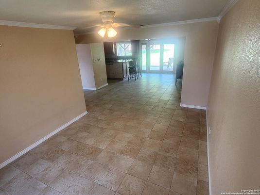 Empty room, Interior