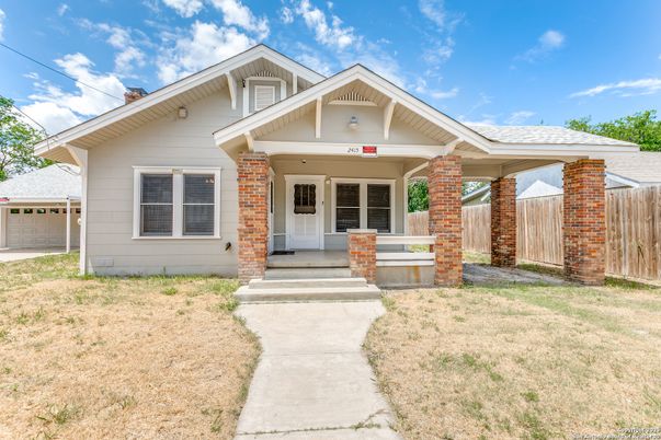 Exterior, Facade, Brick Facade, American Craftsman