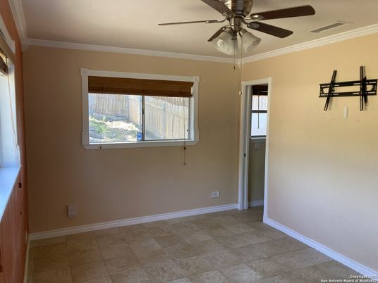 Empty room, Interior
