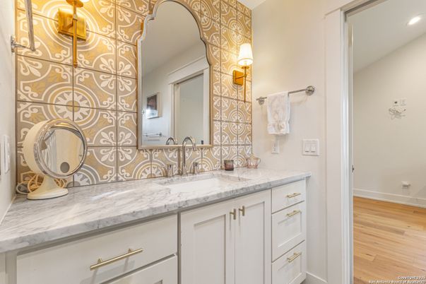 Bathroom, Dual Sink Vanities, Interior, Wood Texture Flooring