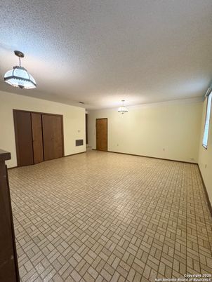 Empty room, Interior