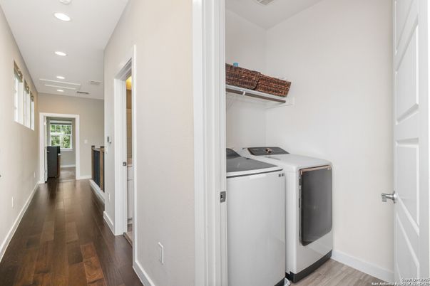 Interior, Recessed Lighting, Washer, Wood Texture Flooring