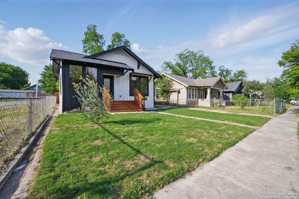 Backyard, Exterior, Facade, Ranch