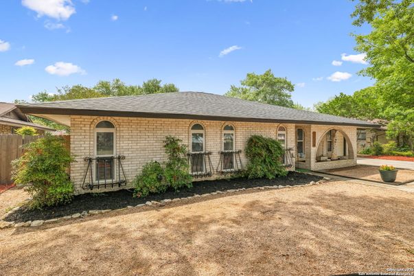 Backyard, Exterior, Facade, Brick Facade, Ranch