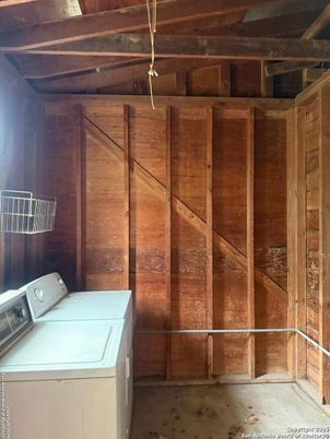Interior, Washer, Wooden Beams, Wooden Walls