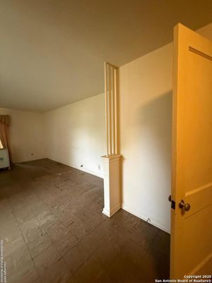 Empty room, Interior