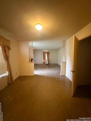 Empty room, Interior