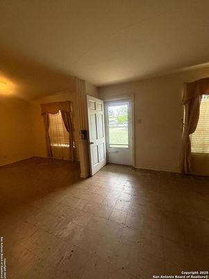 Empty room, Interior
