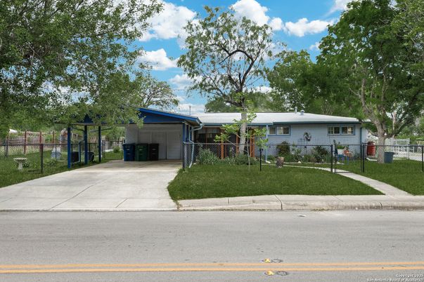 Exterior, Facade, Ranch