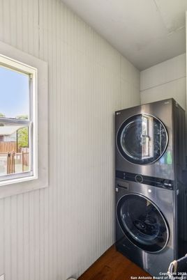 Interior, Utility Closets, Washer, Wood Texture Flooring