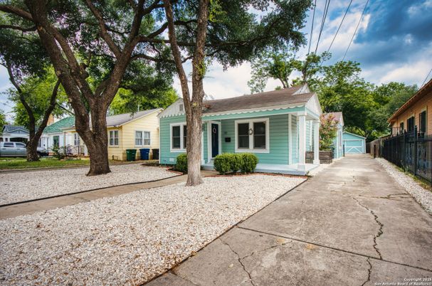 Exterior, Facade, Ranch