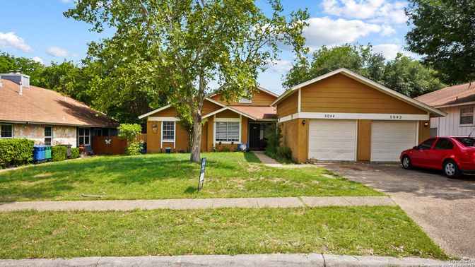 Attached, Exterior, Facade, Ranch