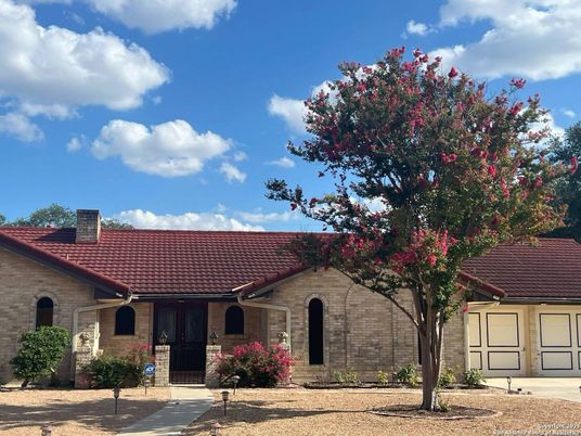 Exterior, Facade, Brick Facade, Ranch