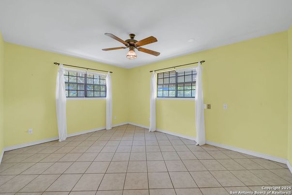 Empty room, Interior