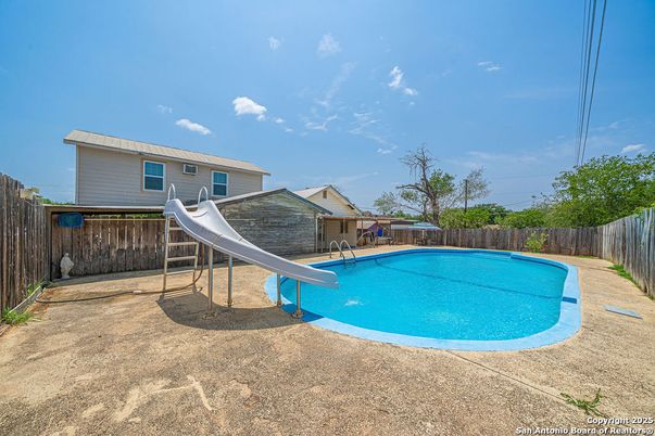 Exterior, Playground, Pool
