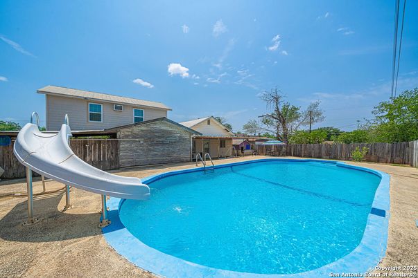 Exterior, Playground, Pool
