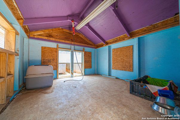 Empty room, Interior