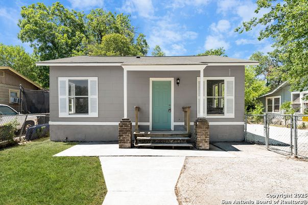 Exterior, Facade, Ranch