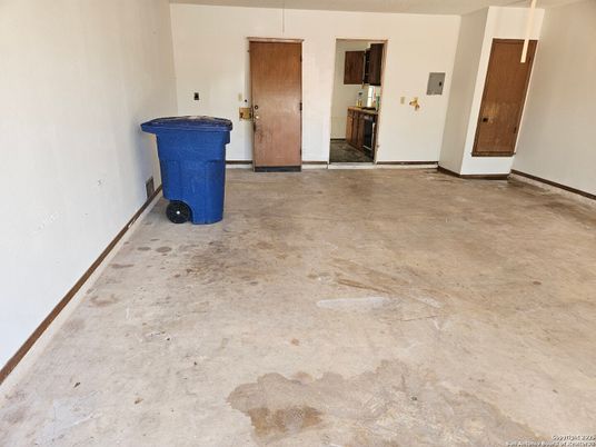 Empty room, Interior