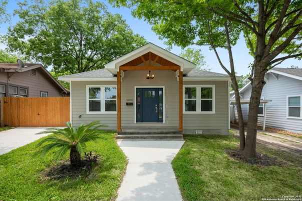 Exterior, Facade, Ranch