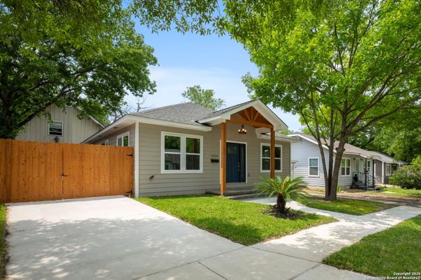 Exterior, Facade, Ranch