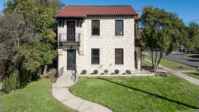 Exterior, Facade, Mediterranean