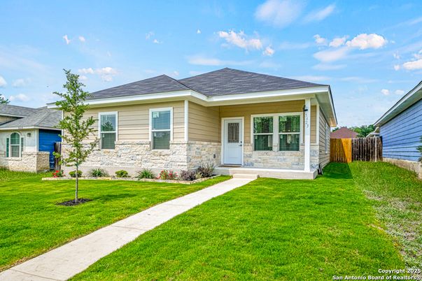 Backyard, Exterior, Facade, Ranch