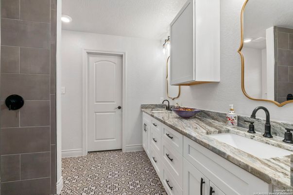 Bathroom, Dual Sink Vanities, Interior, Recessed Lighting