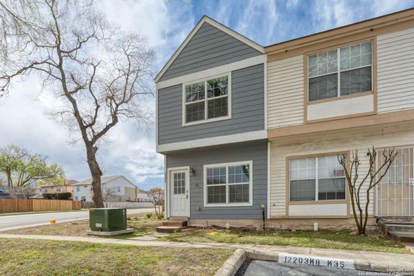 Exterior, Facade, Rowhouse