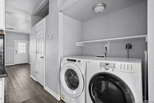 Interior, Recessed Lighting, Washer, Wood Texture Flooring
