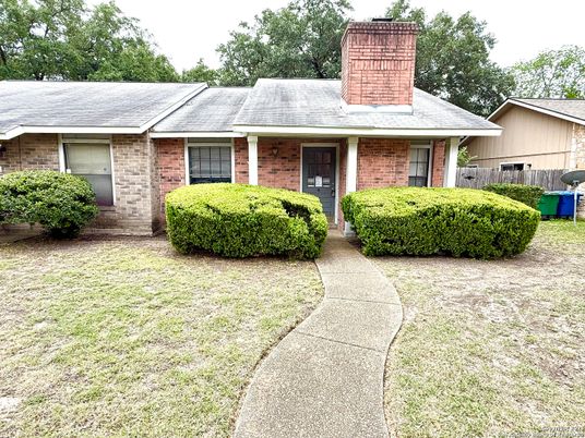Exterior, Facade, Brick Facade, Ranch