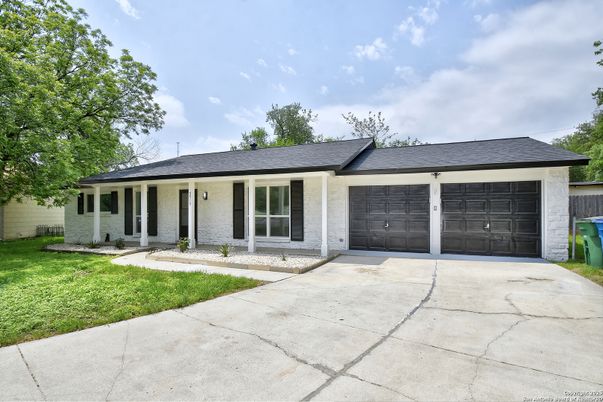 Attached, Exterior, Facade, Ranch