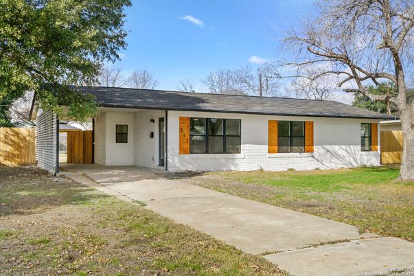 Exterior, Facade, Ranch