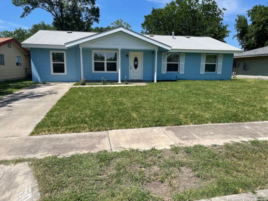 Exterior, Facade, Ranch