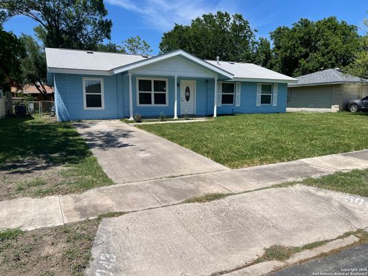 Exterior, Facade, Ranch