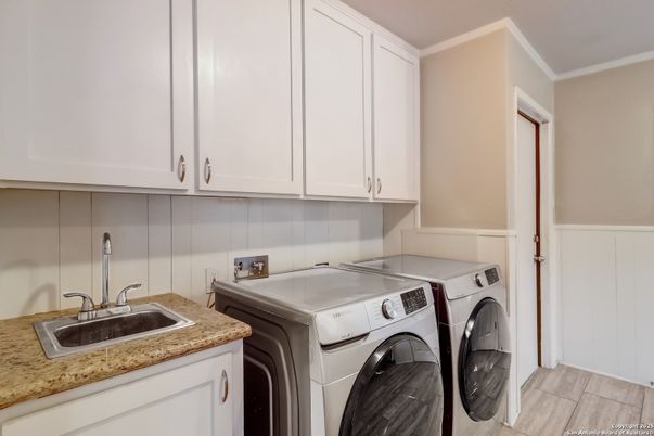 Interior, Washer, Wood Texture Flooring