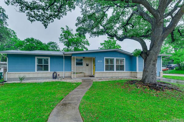 Exterior, Facade, Ranch