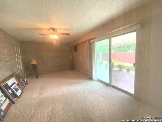 Empty room, Interior