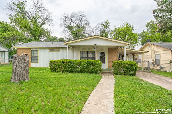 Backyard, Exterior, Facade, Brick Facade, Ranch