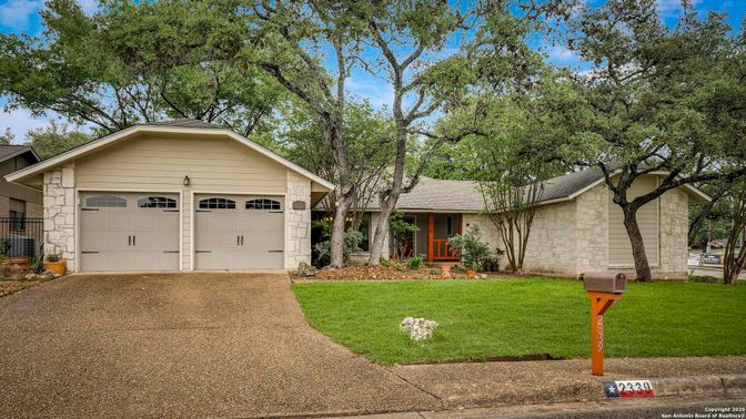 Attached, Exterior, Facade, Ranch