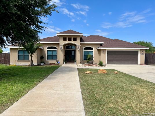 Attached, Exterior, Facade, Mediterranean