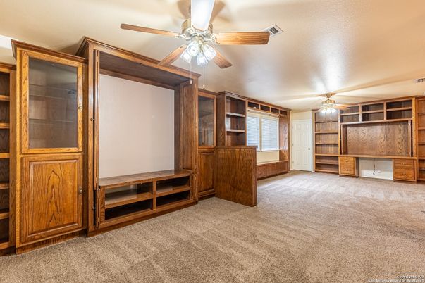 Empty room, Interior