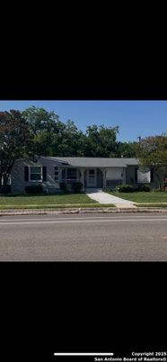Exterior, Facade, Ranch