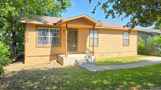 Exterior, Facade, Ranch