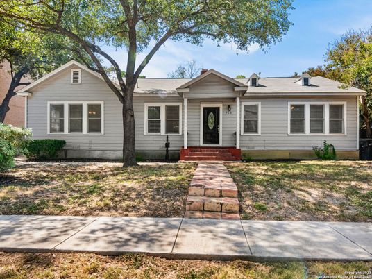 Exterior, Facade, Ranch