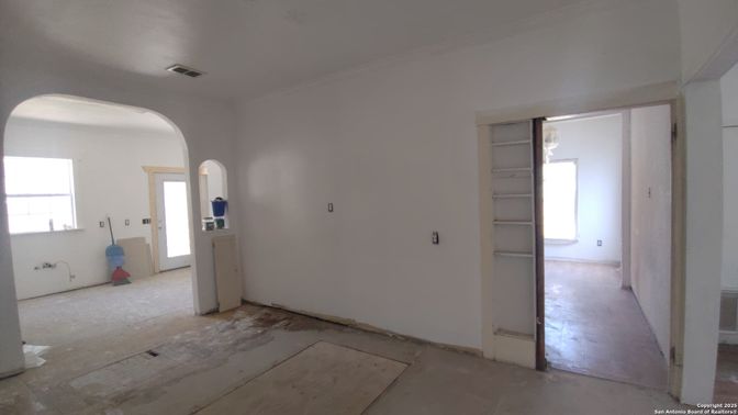 Empty room, Interior